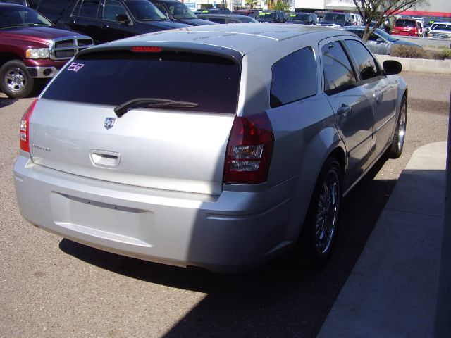 2006 Dodge Magnum SE