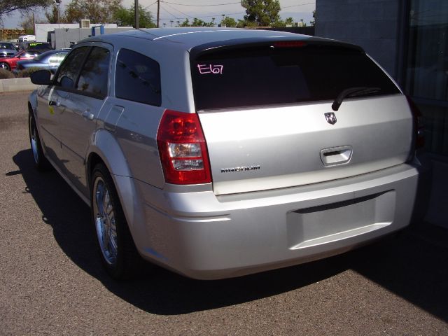 2006 Dodge Magnum SE