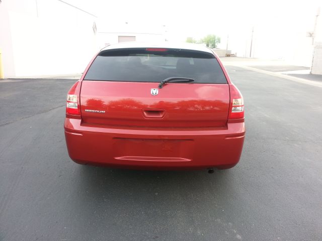 2006 Dodge Magnum SE