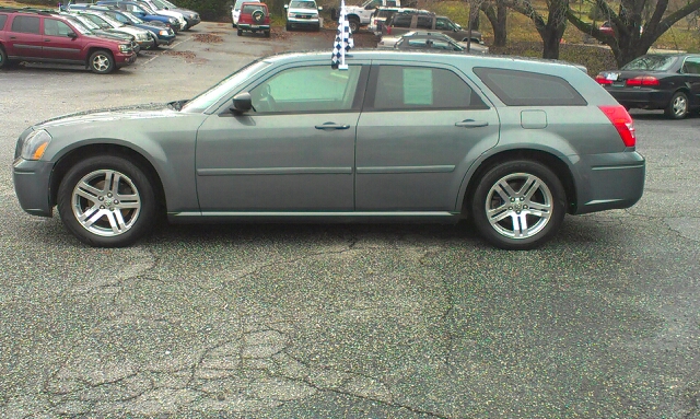 2006 Dodge Magnum SE