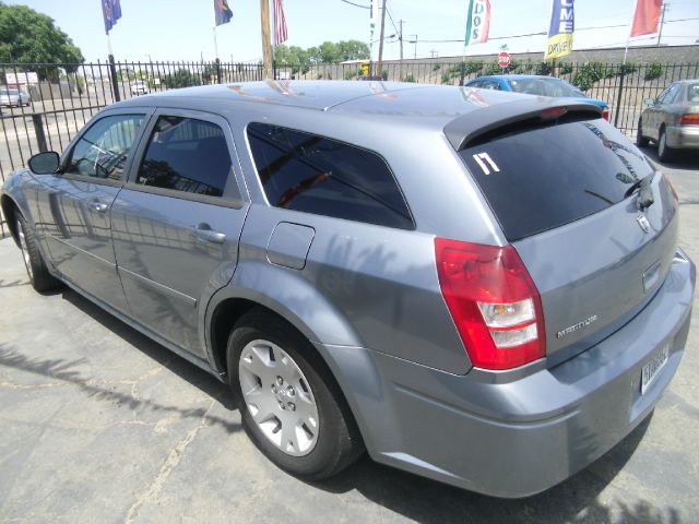 2006 Dodge Magnum SE