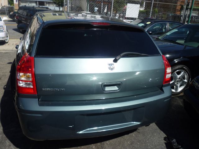 2006 Dodge Magnum SE