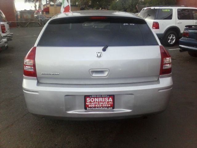 2007 Dodge Magnum SE
