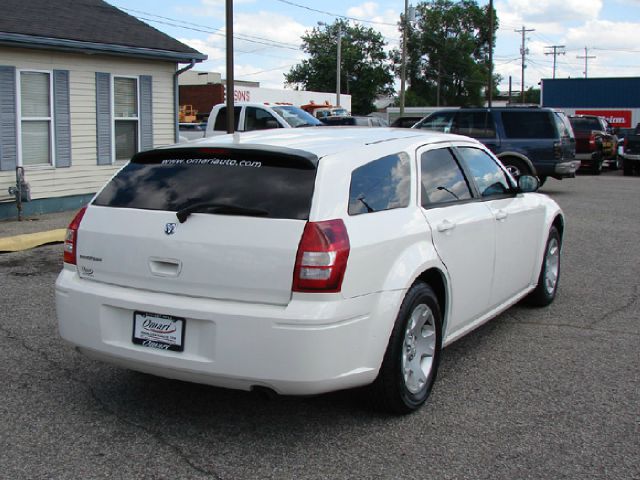 2007 Dodge Magnum SE
