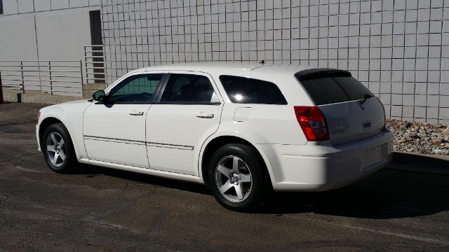 2008 Dodge Magnum Base