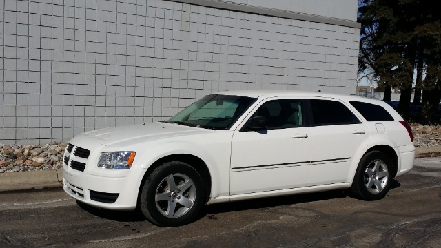 2008 Dodge Magnum Base