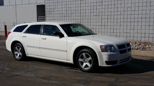 2008 Dodge Magnum Base