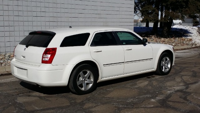 2008 Dodge Magnum Base