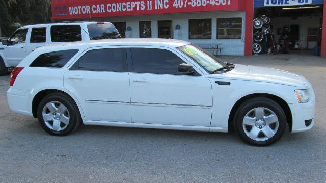 2008 Dodge Magnum Base