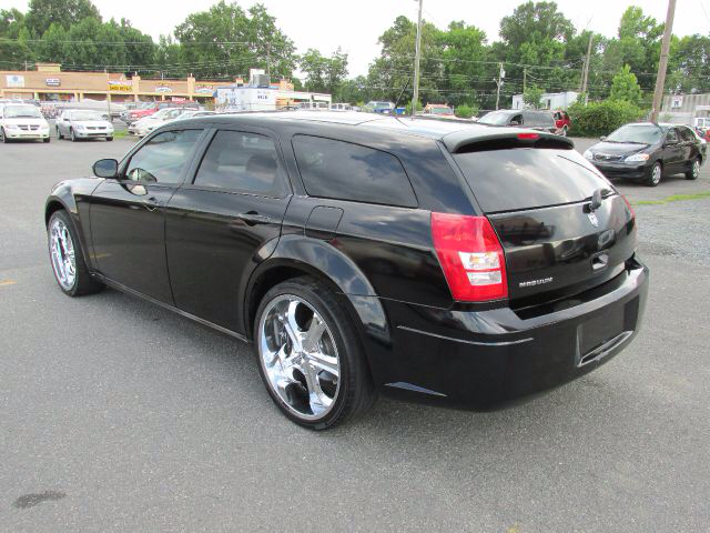 2008 Dodge Magnum Base