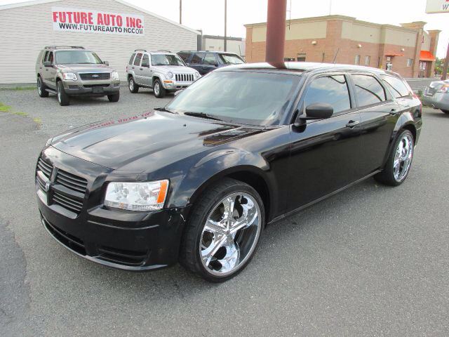 2008 Dodge Magnum Base