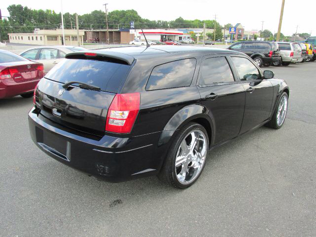 2008 Dodge Magnum Base