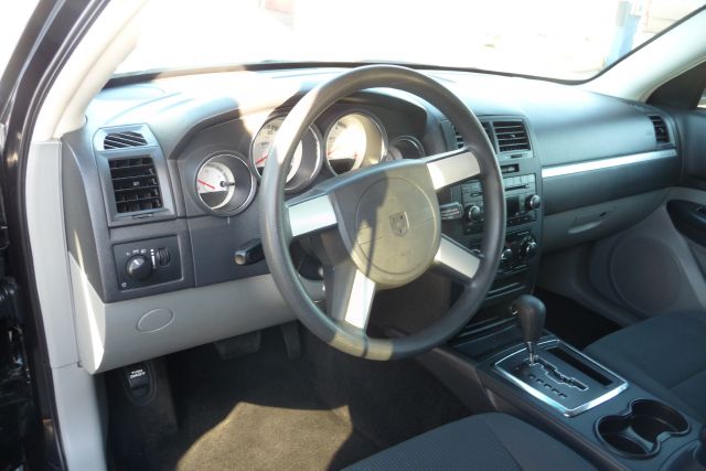 2008 Dodge Magnum Base