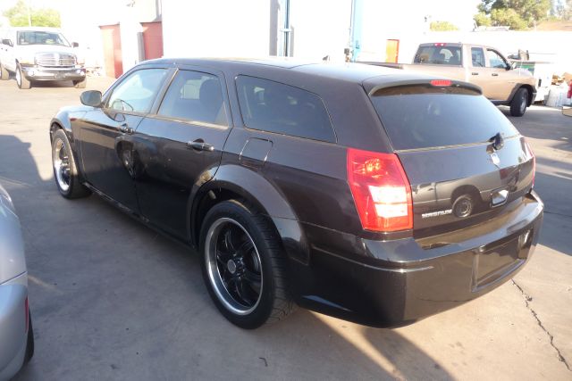 2008 Dodge Magnum Base