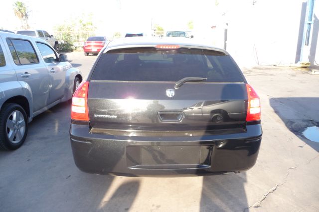 2008 Dodge Magnum Base