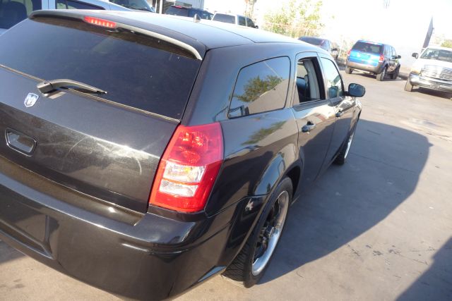2008 Dodge Magnum Base