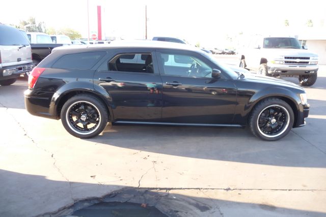 2008 Dodge Magnum Base