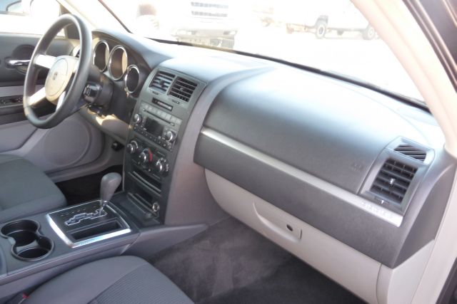 2008 Dodge Magnum Base