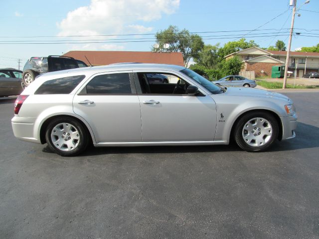 2008 Dodge Magnum Base
