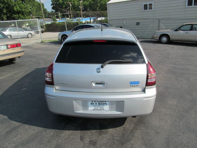2008 Dodge Magnum Base