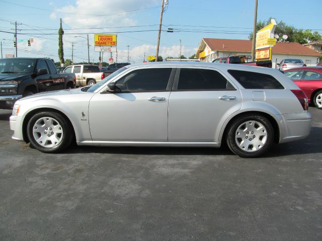 2008 Dodge Magnum Base