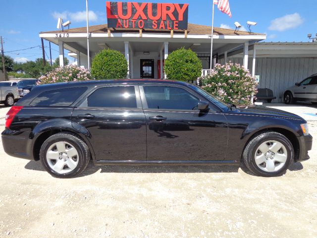 2008 Dodge Magnum Base