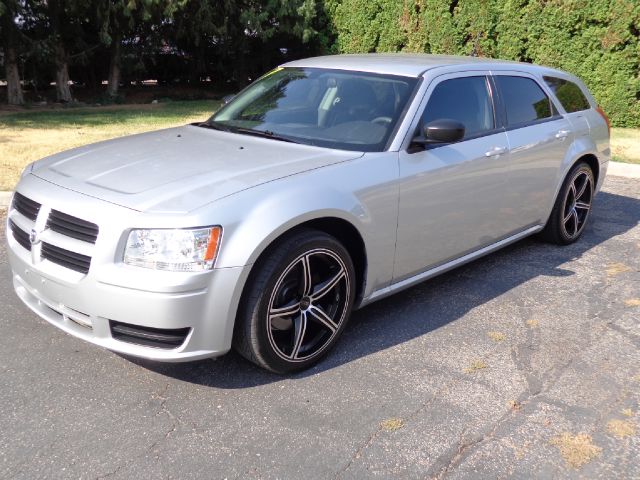 2008 Dodge Magnum Base