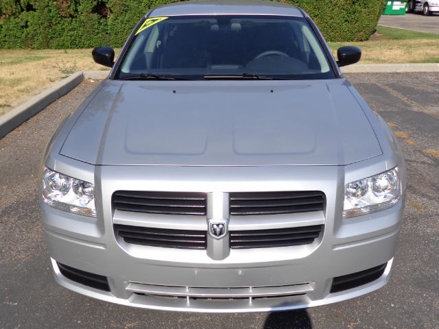 2008 Dodge Magnum Base