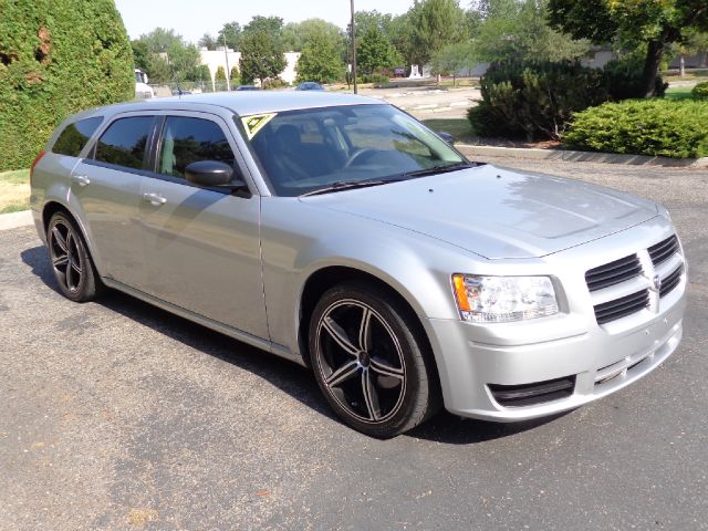 2008 Dodge Magnum Base
