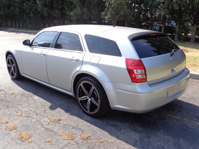 2008 Dodge Magnum Base