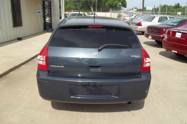2008 Dodge Magnum Base