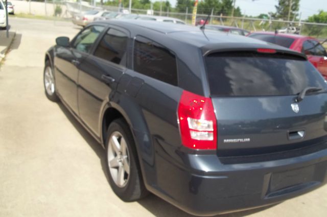 2008 Dodge Magnum Base