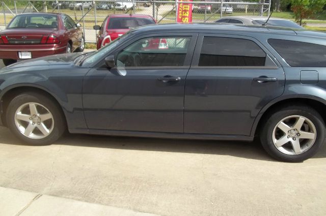 2008 Dodge Magnum Base