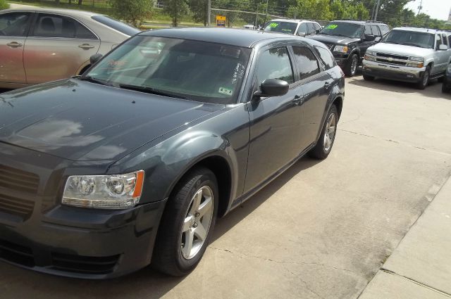2008 Dodge Magnum Base