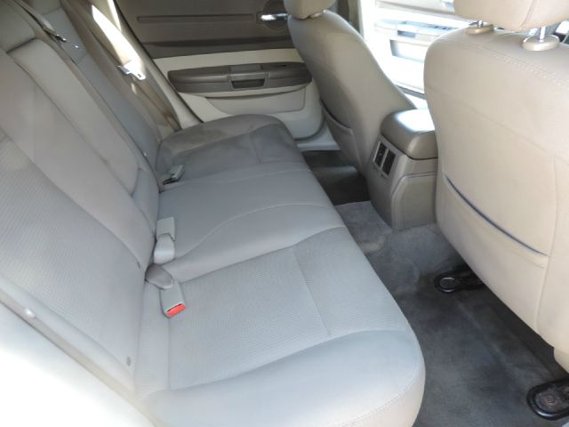 2008 Dodge Magnum Base