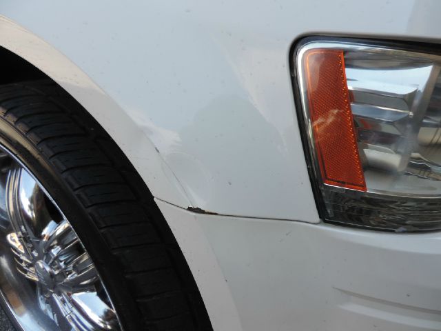 2008 Dodge Magnum Base