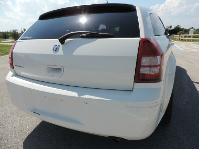 2008 Dodge Magnum Base