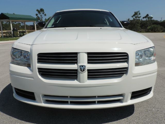 2008 Dodge Magnum Base