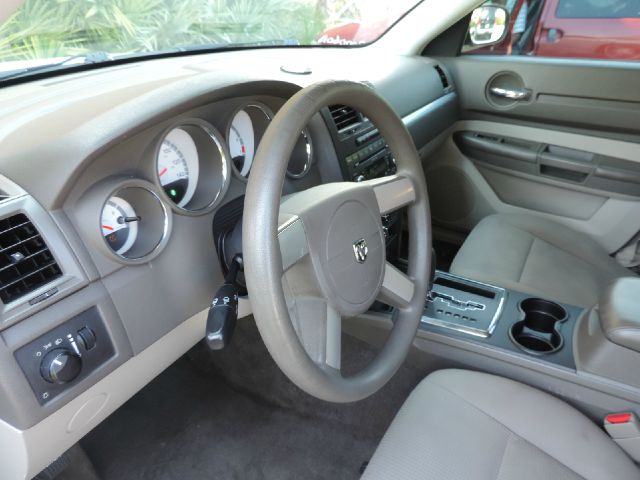 2008 Dodge Magnum Base
