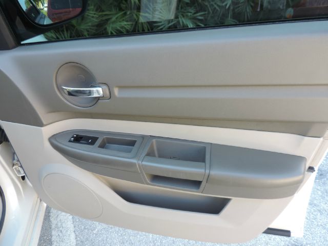 2008 Dodge Magnum Base