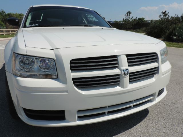 2008 Dodge Magnum Base