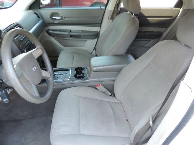 2008 Dodge Magnum Base