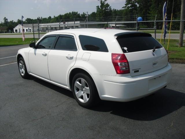 2008 Dodge Magnum SE