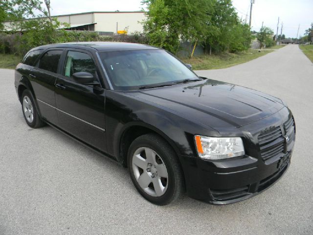 2008 Dodge Magnum Base