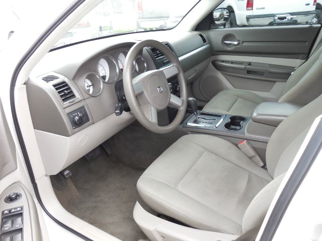 2008 Dodge Magnum Base