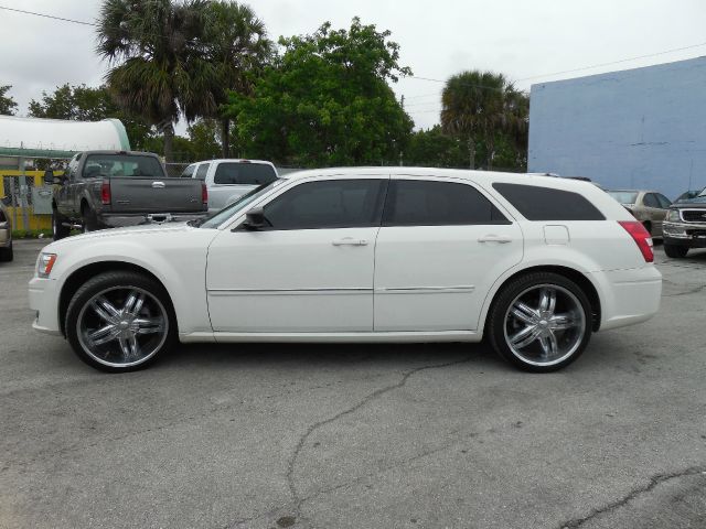2008 Dodge Magnum Base