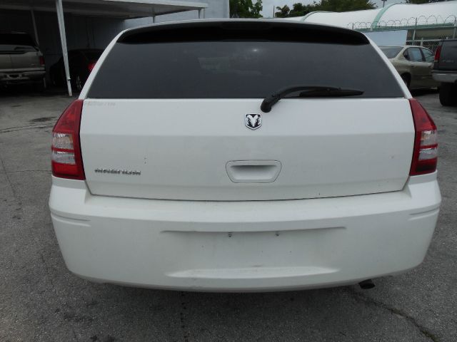 2008 Dodge Magnum Base