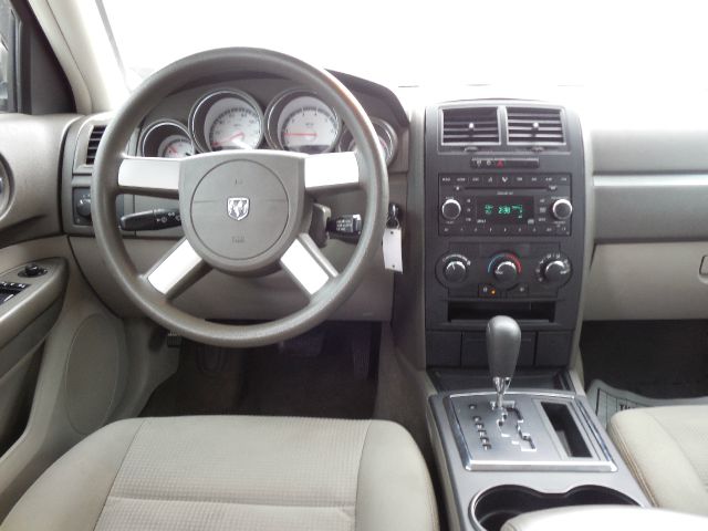 2008 Dodge Magnum Base