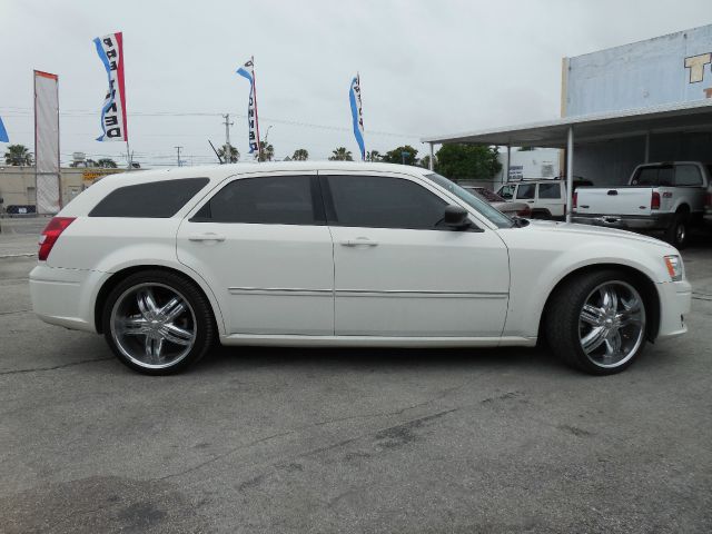 2008 Dodge Magnum Base