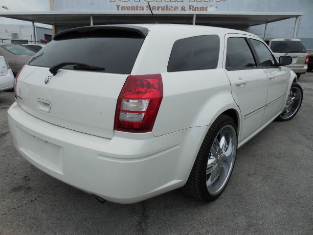 2008 Dodge Magnum Base